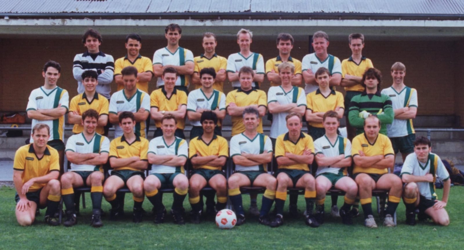 Swinburne squad photo from the 1990s